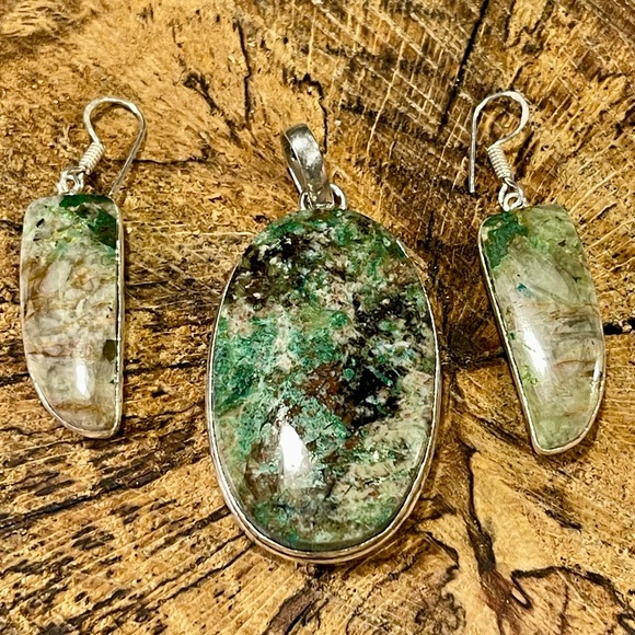 African Turquoise Pendant & Earrings Set - Picture 3 of 6